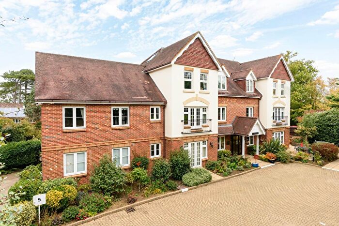 2 Bedroom Flat For Sale In Pegasus Court, Leatherhead, KT22