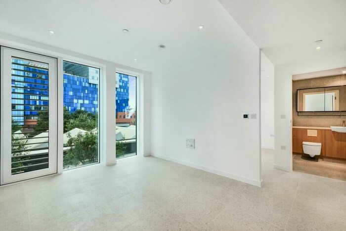 Apartment To Rent In Cendal Crescent London, E1