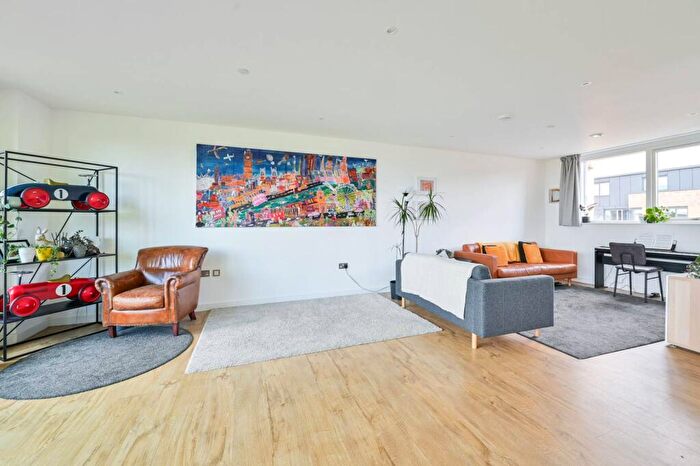 3 Bedroom Flat To Rent In Danson Mews, Elephant And Castle, London, SE17