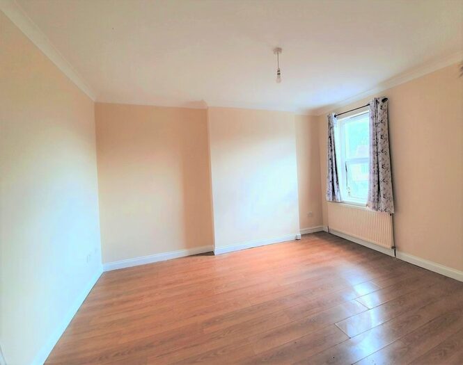 2 Bedroom Flat To Rent In Park Lane, London, N17