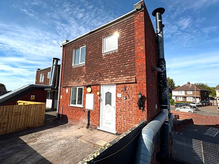 3 Bedroom Flat To Rent In Salters Road, Walsall, West Midlands, WS9