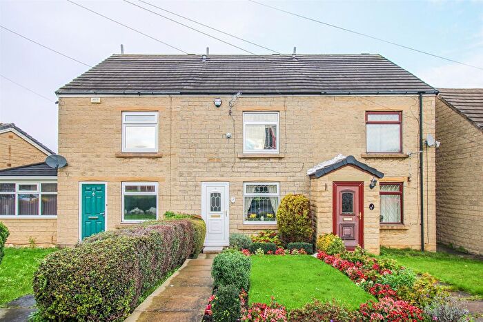 3 Bedroom Town House For Sale In Sovereigns Way, Dewsbury, WF12