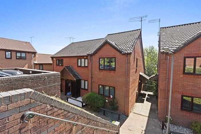 2 Bedroom Maisonette For Sale In Wyatt Close, High Wycombe, HP13