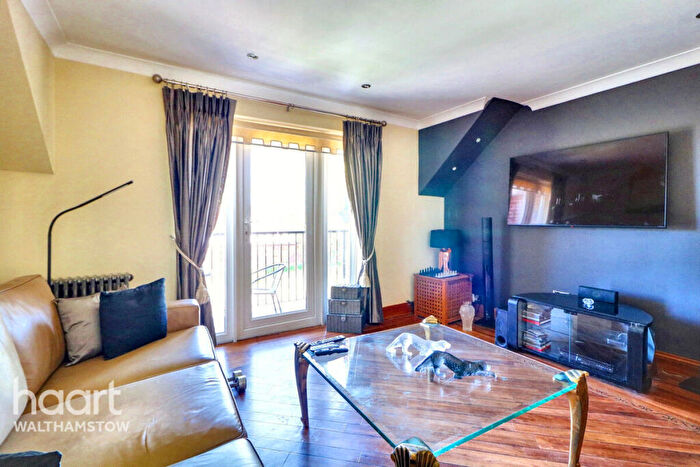 2 Bedroom Apartment For Sale In Pineview Court, The Ridgeway, E4