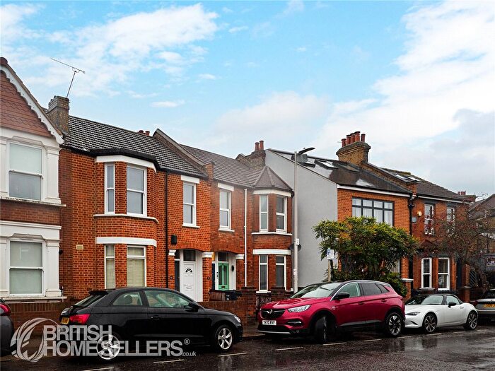 2 Bedroom Flat For Sale In Pulteney Road, London, E18