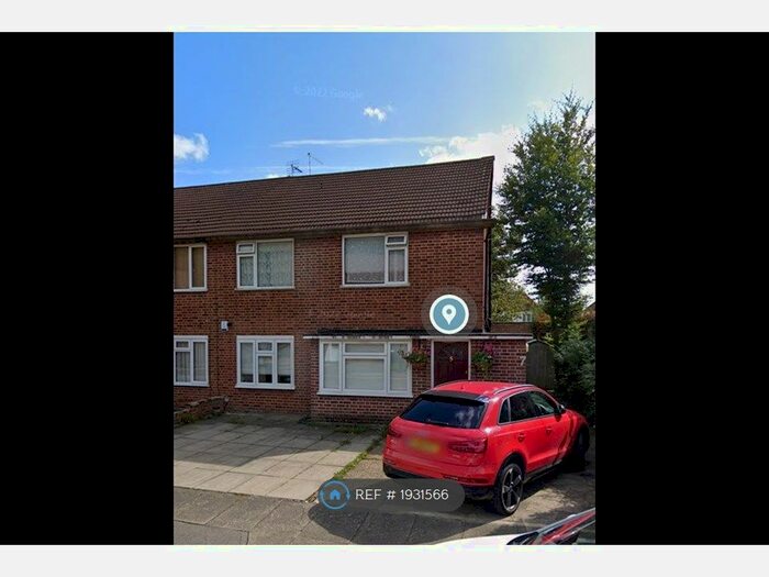 2 Bedroom Maisonette To Rent In Mount Close, Cockfosters, Barnet, EN4