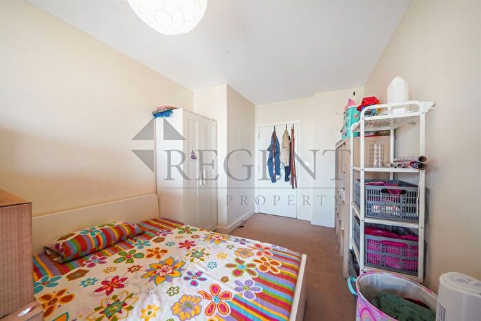 3 Bedroom Flat To Rent In Mcgill House, Needell Road, SE10
