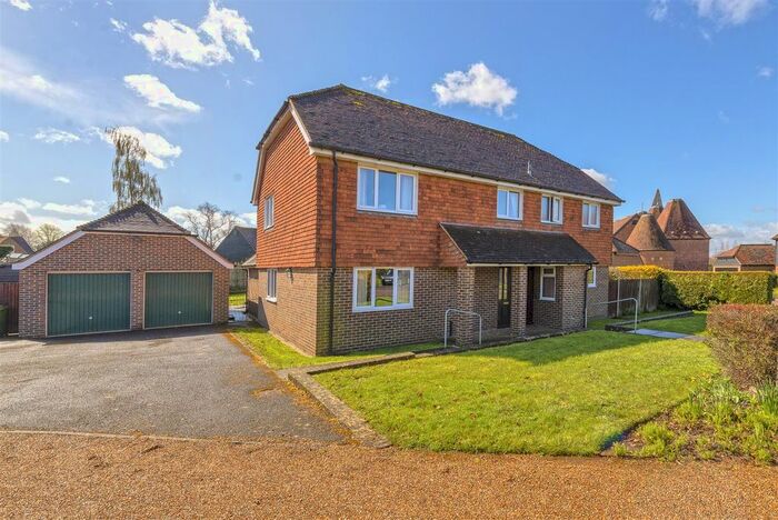 4 Bedroom Detached House For Sale In Oast Court, Yalding, Maidstone, ME18