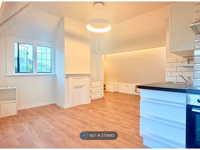Studio To Rent In Brondesbury Park, London, NW2