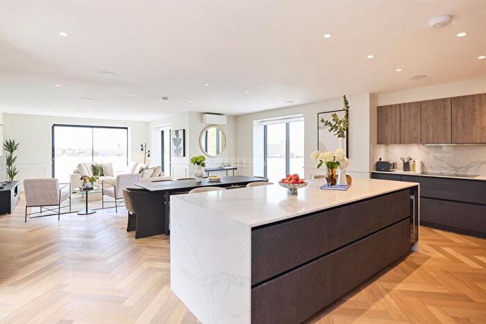 3 Bedroom Apartment For Sale In Temple Fortune Lane, Hampstead Garden Suburb, NW11