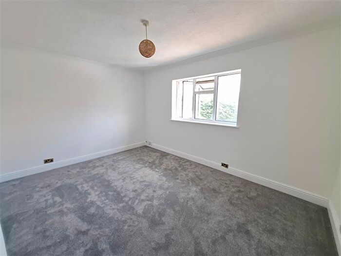2 Bedroom Flat To Rent In Long Chaulden, Hemel Hempstead, HP1