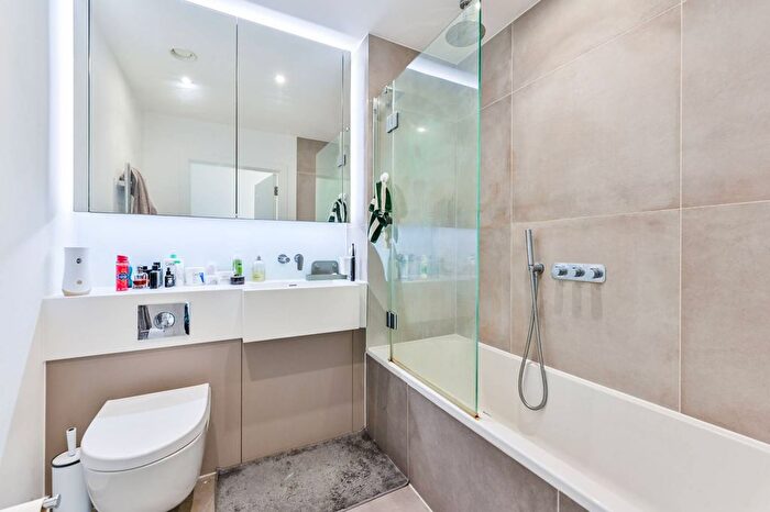 1 Bedroom Flat For Sale In Market Road, Islington, London, N7