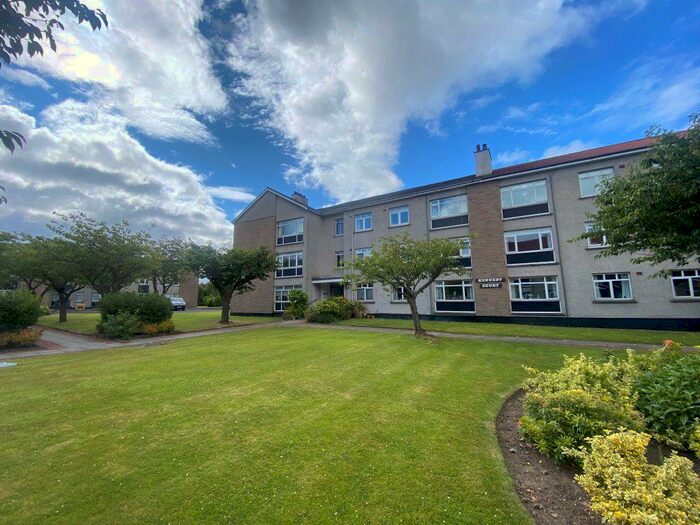 3 Bedroom Flat To Rent In Spacious Bed U/F @ Braidholm Crs, G46