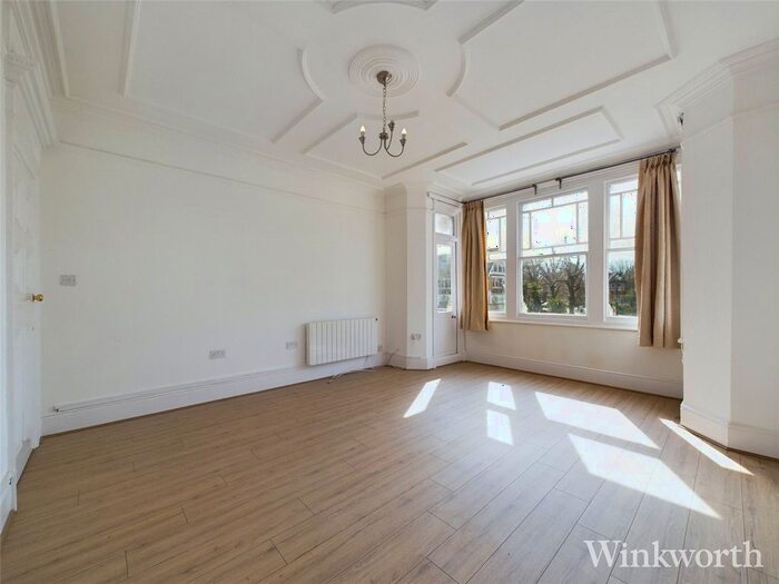 3 Bedroom Flat To Rent In Wolverton Mansions, Ealing, London, Uk, W5