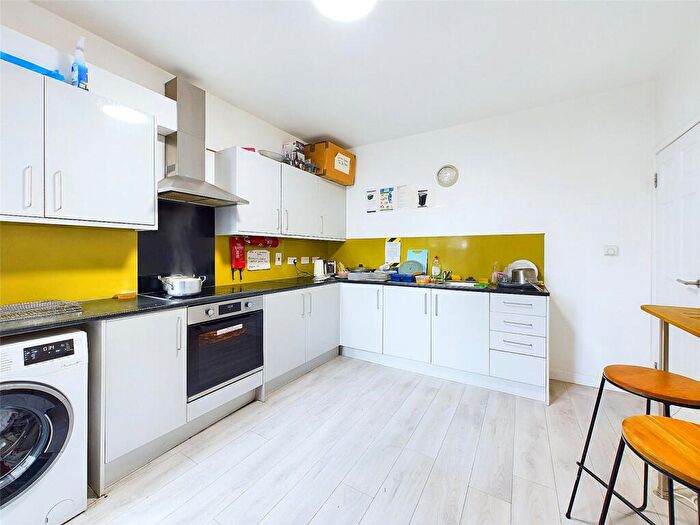 5 Bedroom Terraced House For Sale In Earlesmere Avenue, Doncaster, South Yorkshire, DN4