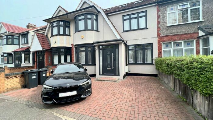 1 Bedroom Studio To Rent In Widecombe Gardens, Ilford, IG4