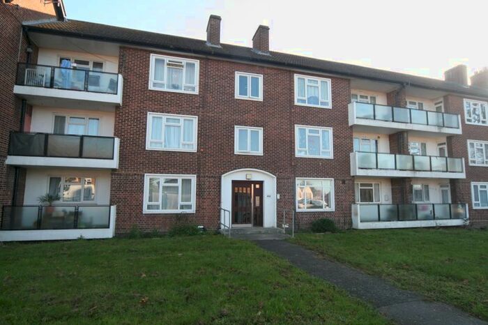 2 Bedroom Flat To Rent In Dabbs Hill Lane, Northolt, UB5