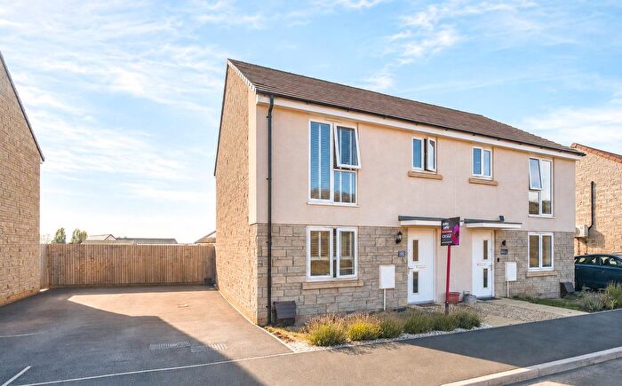 3 Bedroom Semi Detached House For Sale In Dyer Street, Mead Fields - Open Outlook, BS29