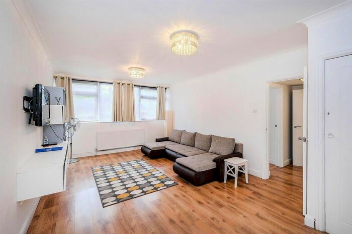 2 Bedroom Property To Rent In Cavendish Avenue, Woodford Green, IG8