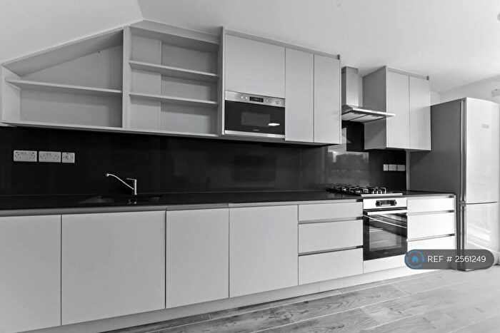 4 Bedroom Flat To Rent In Halstead Court, London, N1