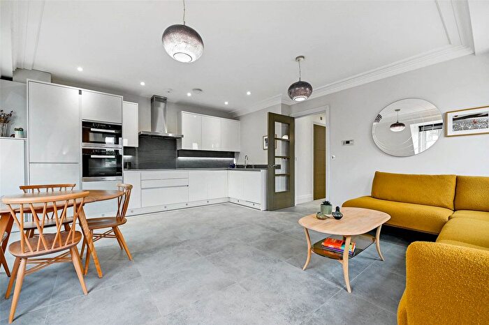 2 Bedroom Flat For Sale In Riverside Walk, Windsor, Berkshire, SL4
