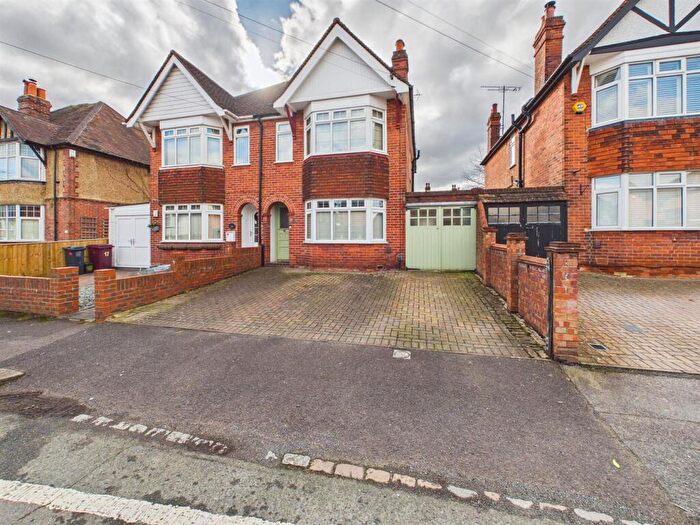 3 Bedroom Semi Detached House For Sale In Drayton Road, Reading, RG30