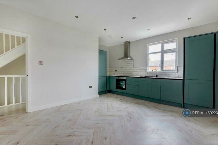 3 Bedroom Flat To Rent In Gorringe Park Avenue, Tooting (Close To Tooting Overground), CR4
