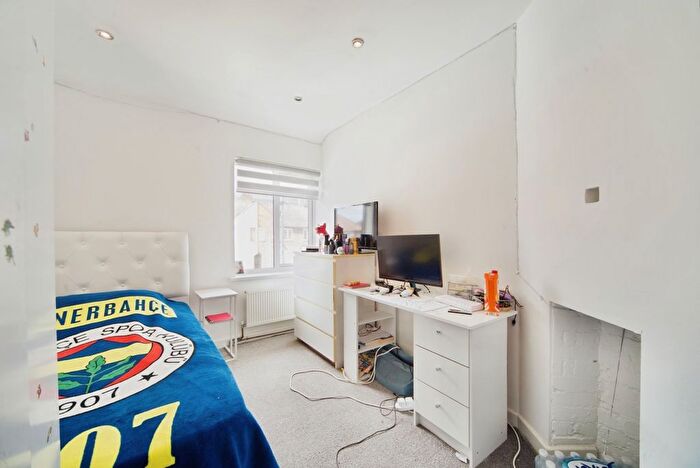 3 Bedroom End Of Terrace House For Sale In Barclay Road, London, N18