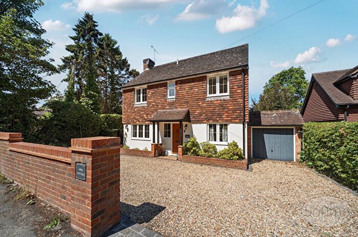 4 Bedroom Detached House For Sale In Wrecclesham Hill, Wrecclesham, Farnham, Surrey, GU10