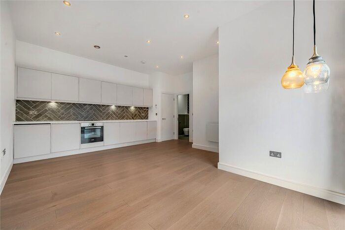 2 Bedroom Flat To Rent In Carey Road, Wokingham, Berkshire, RG40