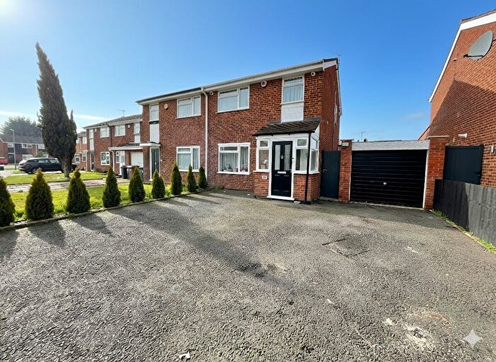 3 Bedroom Semi Detached House For Sale In Bembridge Gardens, Luton, LU3