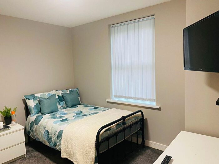 6 Bedroom End Of Terrace House To Rent In Dunkirk Road, Nottingham, NG7