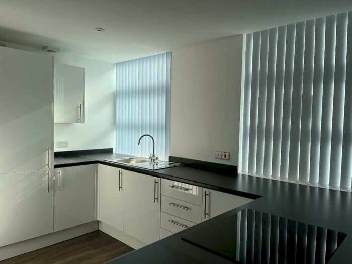 3 Bedroom Flat To Rent In Oldham Road, Manchester, M40