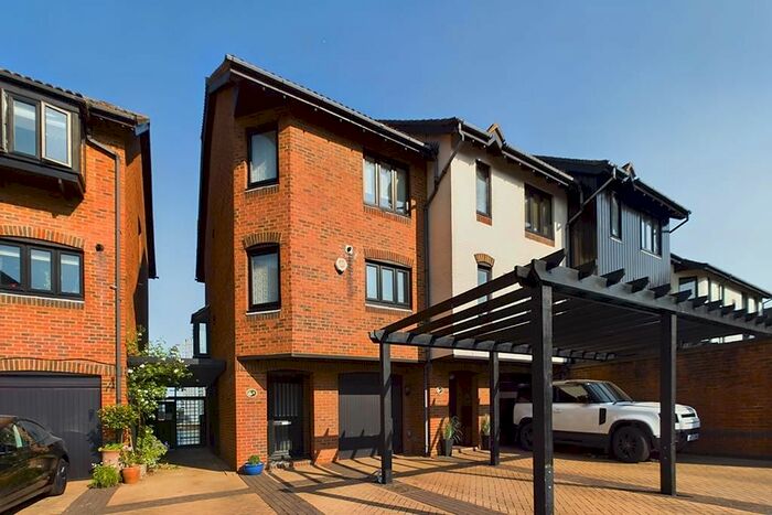 3 Bedroom Town House For Sale In Calshot Court, Ocean Village, SO14
