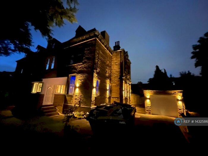 4 Bedroom Semi-Detached House To Rent In North Park Road, Bradford, BD9