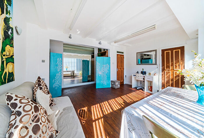 4 Bedroom Semi-Detached House For Sale In Goldsmith Lane, Kingsbury, NW9