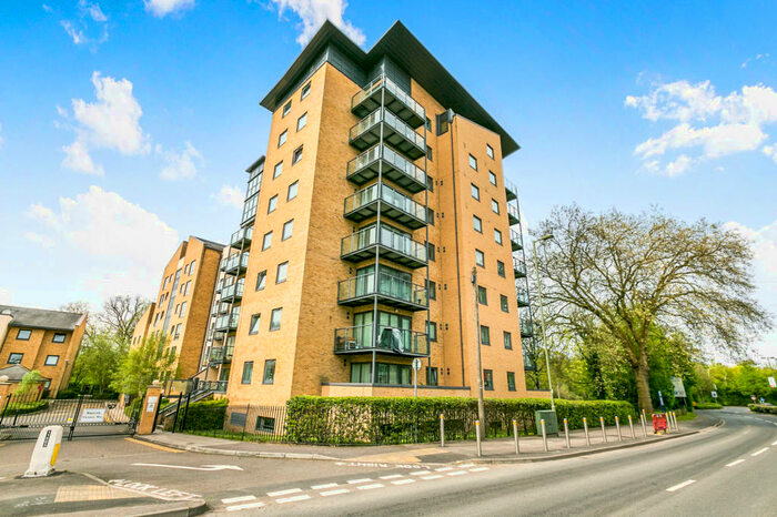 2 Bedroom Flat To Rent In Victoria Way, Woking, GU21