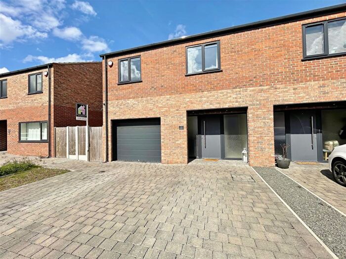 4 Bedroom Semi-Detached House For Sale In Evergreen Way, Brayton, YO8