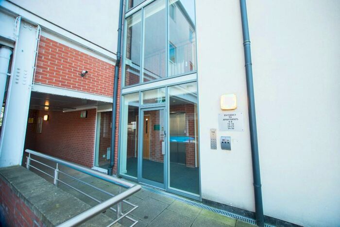 2 Bedroom Flat To Rent In Kingston Square, Hull, East Riding Of Yorkshire, HU2