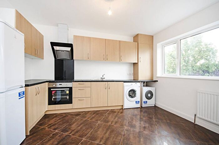 3 Bedroom Flat To Rent In Hall Lane, London, NW4