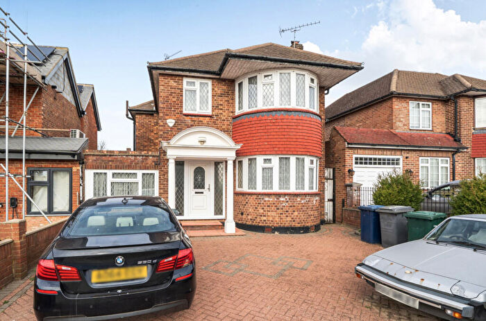 3 Bedroom Detached House For Sale In Mount Pleasant, Barnet, EN4