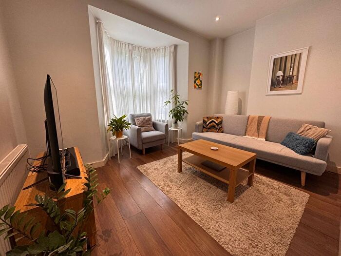 1 Bedroom Flat To Rent In Coningham Road, Shepherds Bush, W12