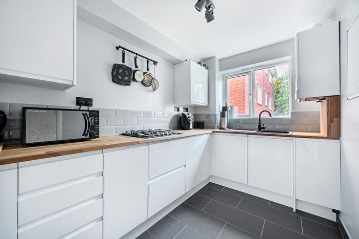 1 Bedroom Flat For Sale In Cambridge Gardens, London, N10