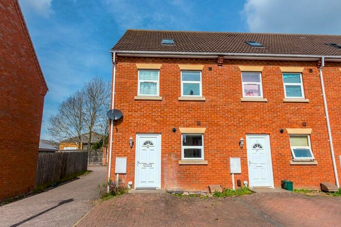 3 Bedroom End Of Terrace House To Rent In Queen Street, Rushden, NN10