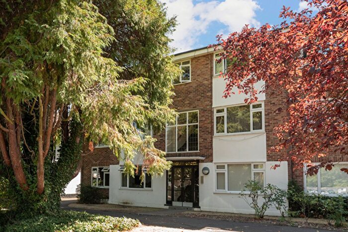 3 Bedroom Flat To Rent In Hursley Court, Lovelace Gardens, Surbiton, Surrey, KT6