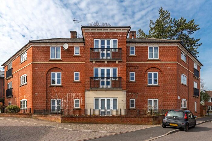 2 Bedroom Flat To Rent In Marnhull Rise, Winchester, SO22