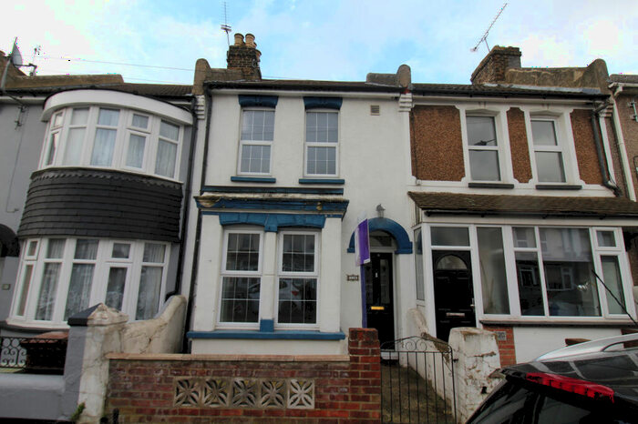3 Bedroom Terraced House To Rent In Milton Road, Gillingham, Kent, ME7