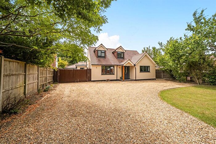 4 Bedroom Chalet For Sale In Reading Road, Finchampstead, Berkshire, RG40