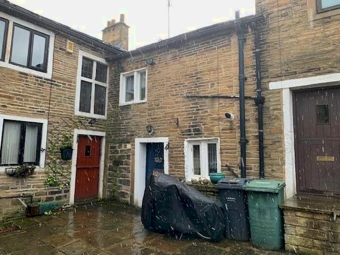 1 Bedroom Cottage To Rent In The Yard Cottage, Crossley Hall Mews, Fairweather Green, Bradford, BD8