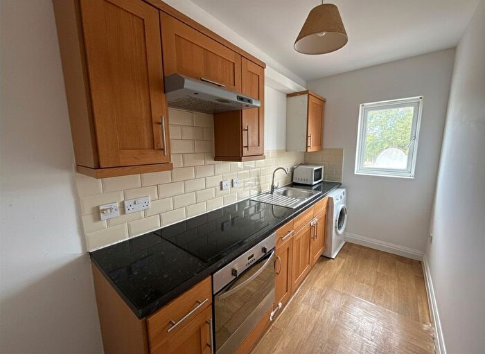 1 Bedroom Flat To Rent In New Broadway, Uxbridge, UB10